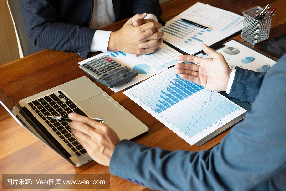 專業(yè)的商業(yè)合作伙伴團(tuán)隊(duì)從會(huì)議討論到演講策劃投資項(xiàng)目工作分析和商業(yè)策略與合作伙伴公司進(jìn)行對(duì)話