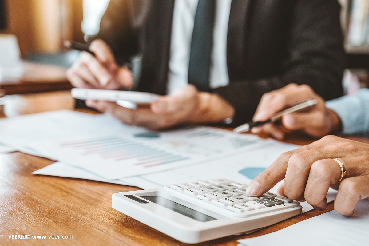 會計業務團隊會議策劃、戰略分析、投資節約理念。會議討論新計劃財務圖表數據